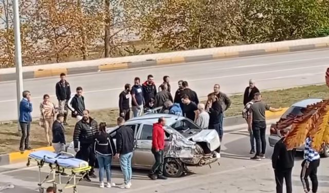 Kontrolden çıkan otomobil karşı şeride geçti: 3 araç birbirine girdi