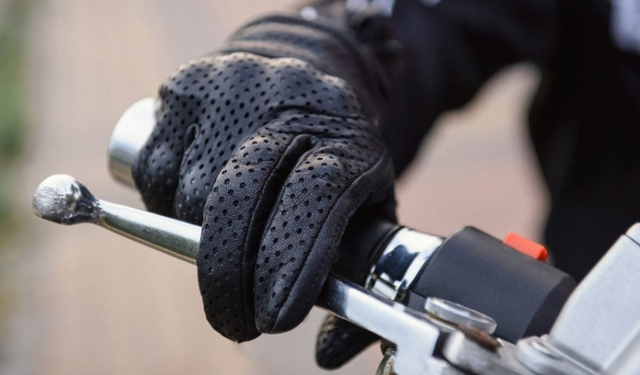 Motosiklette eldiven takmak zorunlu mu, takmayanlara ceza var mı?