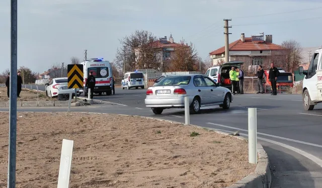 Şarkikaraağaç'ta Çarpışan Araç Refüje Çıktı