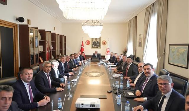 Uluborlu’ya Yarı Olimpik Yüzme Havuzu ve Halı Saha Müjdesi