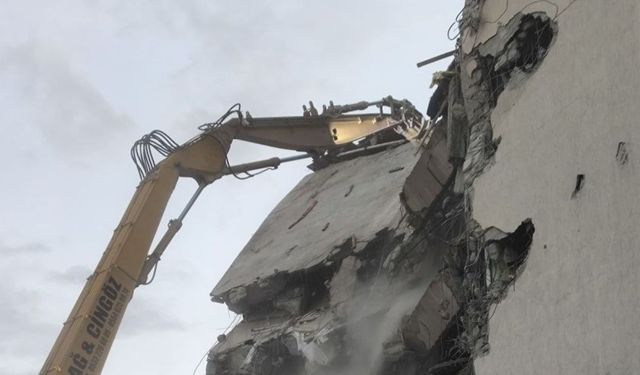 Denizli’de Eski Milli Eğitim Müdürlüğü Binası Yıkılıyor