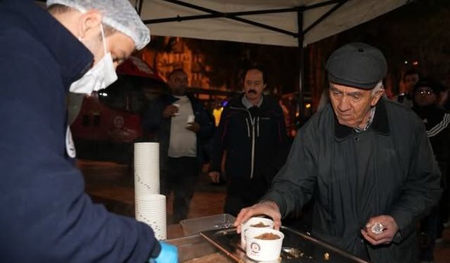 Denizli’de Regaip Kandili’nde İrmik Helvası İkramı