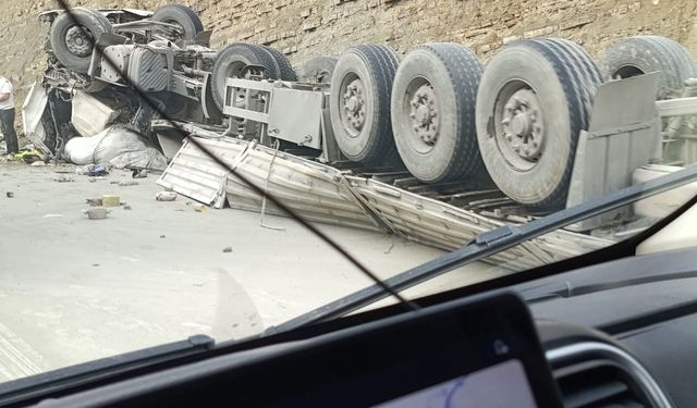 Dereboğazı'nda Korkutan Kaza: Çimento Yüklü Tır Devrildi!