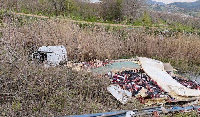 Eğirdir’de Feci Kaza Tır Kanalda Devrildi