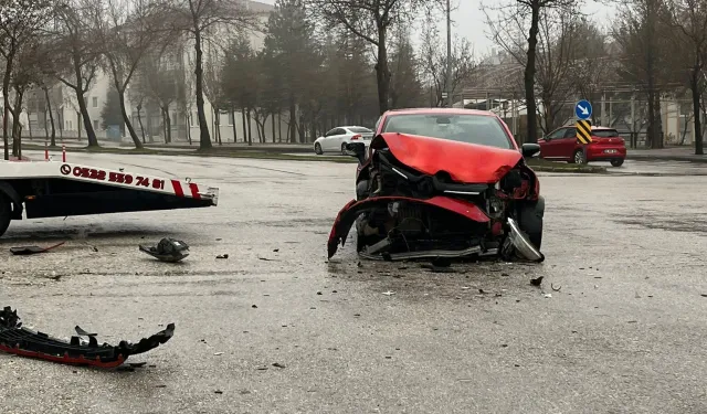 Kaza Yine Aynı Kavşakta; Sürücüler Önlem İstiyor