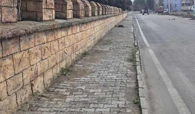 Şarkikaraağaç’ta Kale Mezarlığı Çevresi Yenileniyor