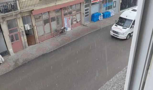 Şarkikaraağaç'ta yağmurla birlikte dolu yağışı etkili oluyor