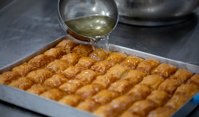 Baklavanın Şerbeti Sıcak mı Dökülür Soğuk mu? İşte Ustaların Altın Kuralı