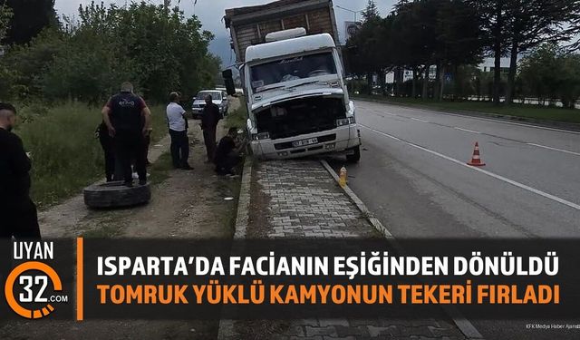 Isparta'da Tomruk Yüklü Kamyon Kaldırıma Çıktı, Tekerleği Fırladı: Panik Yaşandı