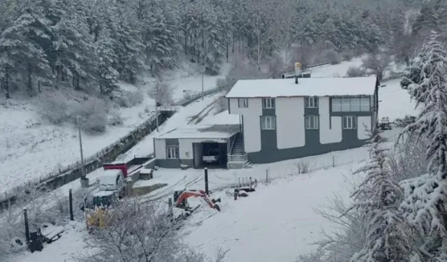 Mayıs'ta Lapa Lapa Kar: Sinanpaşa'da Kış Geri Geldi!