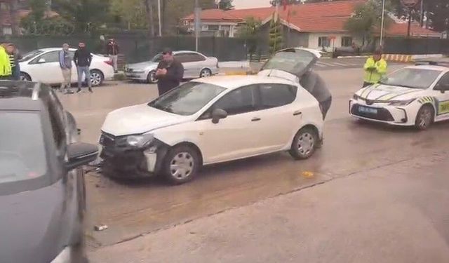 Sabah Saatlerinde Otomobiller Çarpıştı Şans Eseri Yaralanan Olmadı