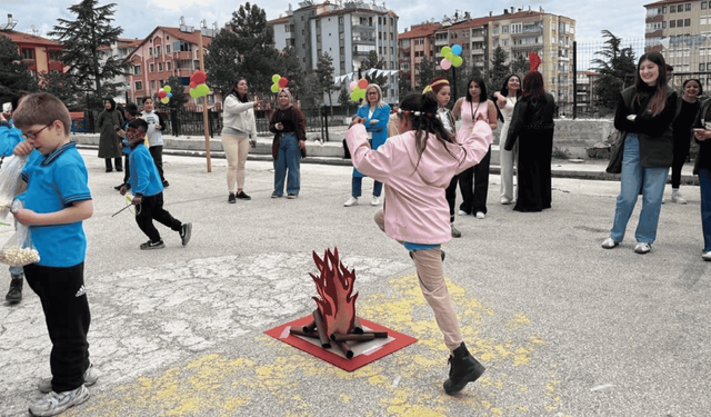 Sdü Öğrencilerinden İlkokulda Hıdırellez Etkinliği