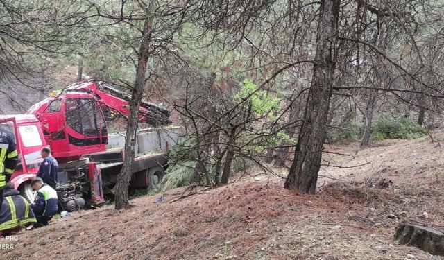 Yağışlı Havada Kontrolden Çıkan Vinç Şarampole Uçtu