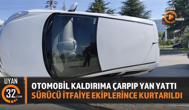 Otomobil kaldırıma çarpıp yan yattı Sürücü itfaiye ekiplerince kurtarıldı