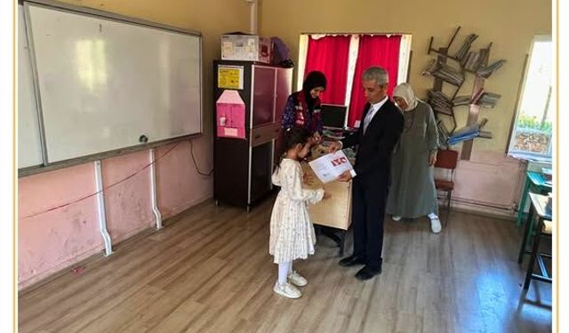 Şarkikaraağaç'ta Öğrencilerin Karne Heyecanına Sosyal Hizmet Ortak Oldu