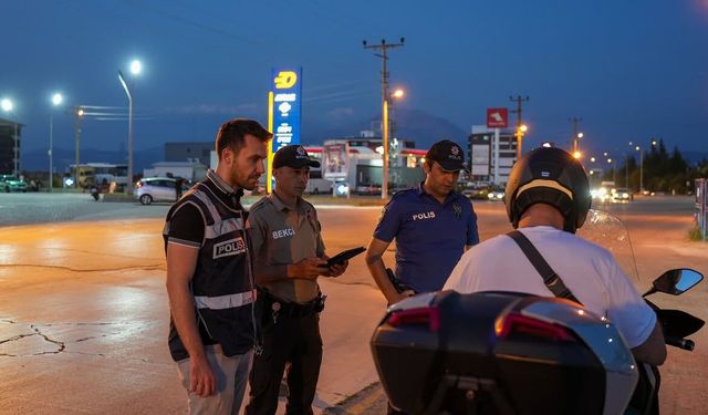 Üç Ayrı Kavşakta Araç ve Şahıslar Tek Tek Denetledi