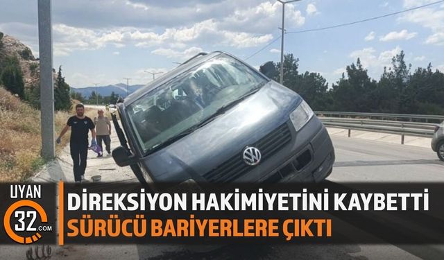 Burdur'da Direksiyon Hakimiyetini Kaybetti! Araç Bariyerlere Çıktı