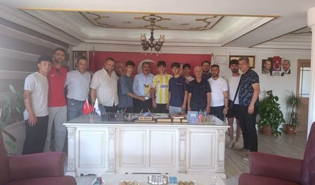 Şampiyon Şarkikaraağaç BelediyeSpor'dan Başkan Ali Göçer'e ziyaret