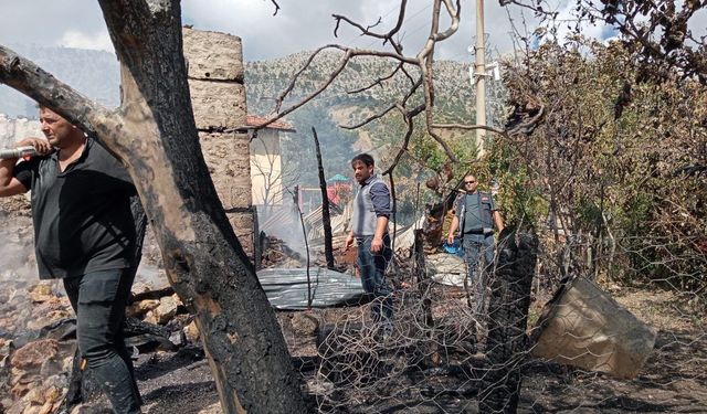 Isparta Aksu'da Korkutan Yangın: Ev ve Arazi Alevlere Teslim Oldu