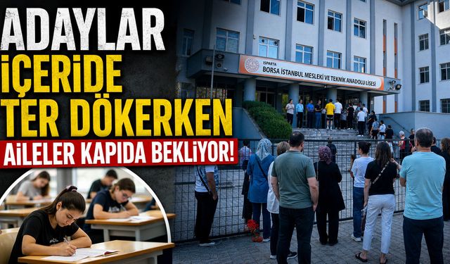 Adaylar İçeride Ter Dökerken Aileler Kapıda Bekliyor!
