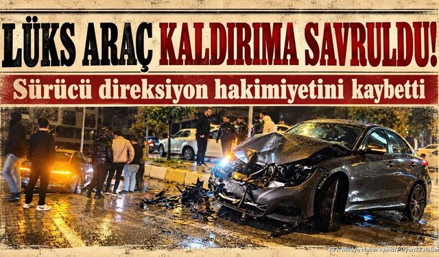 Isparta'da Yağmur Nedeniyle Kayganlaşan Yolda Lüks Araç Savruldu