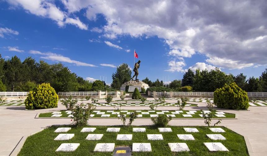 Afyonkarahisar’da Şehitliğe Sahip Çıkan Okula Teşekkür Belgesi Verildi