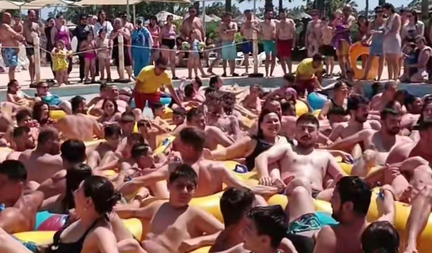 İzmir’de Bir Aquaparkta Rekor Kalabalık! Sosyal Medyada Gündem Oldu