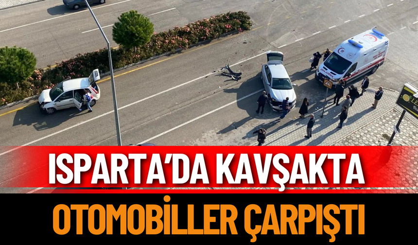 Isparta’da Kavşakta Otomobiller Çarpıştı