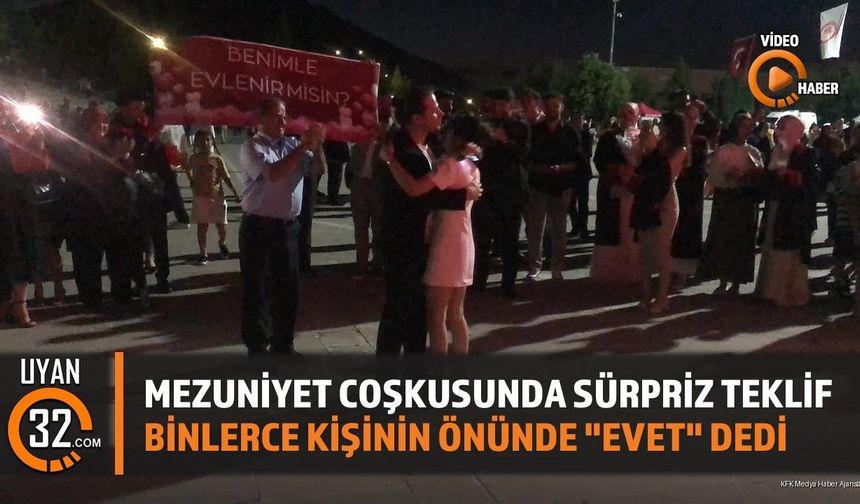 Mezuniyet Coşkusunda Sürpriz Teklif Binlerce Kişinin Önünde 'Evet' Dedi