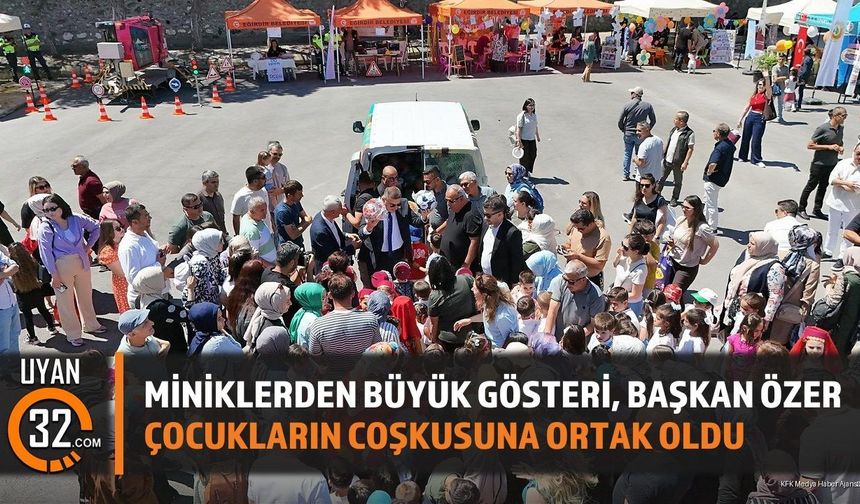 Miniklerden Büyük Gösteri, Başkan Özer Çocukların Coşkusuna Ortak Oldu