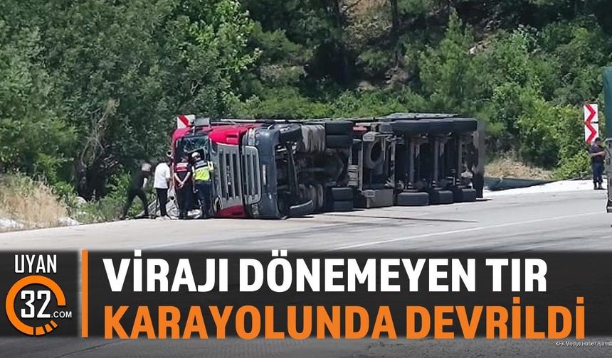 Virajı Alamayan Tır Karayolunda Devrildi