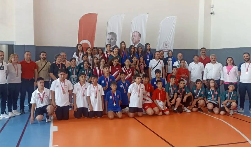 Burdurlu Badmintonculardan Hatay'da Çifte Başarı