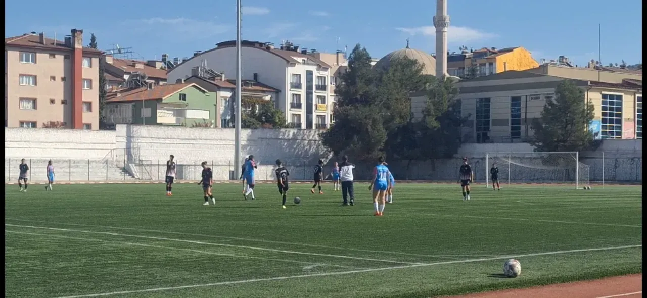 Cumhuriyet’in 101. Yılı Anısına Burdur’da Kadınlar Arası Dostluk Maçı 3