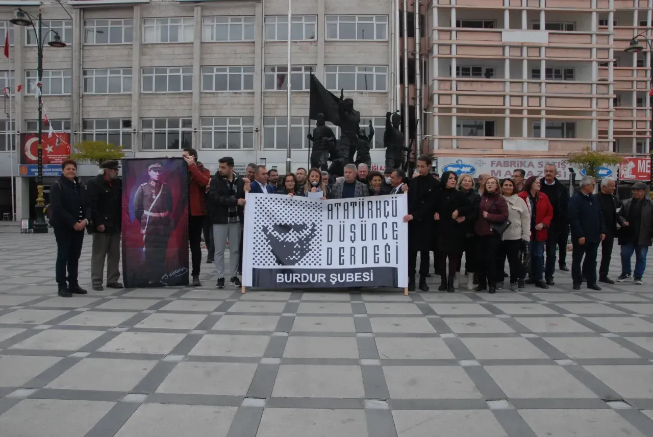 Add Teğmenler İçin Meydana İndi Mustafa Kemal In Askerleriyiz Kapak