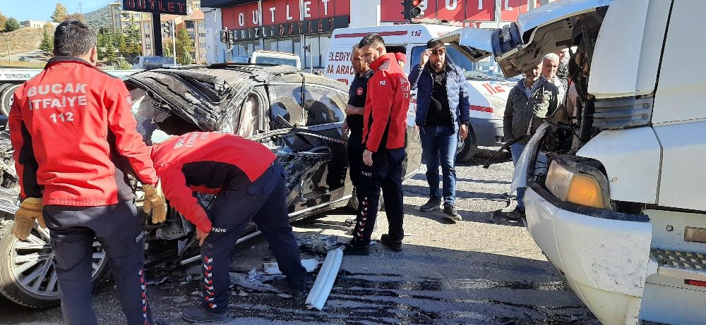 Bucak'ta Kırmızı Işık İhlali Kaza Getirdi 1'I Ağır 4 Yaralı 4