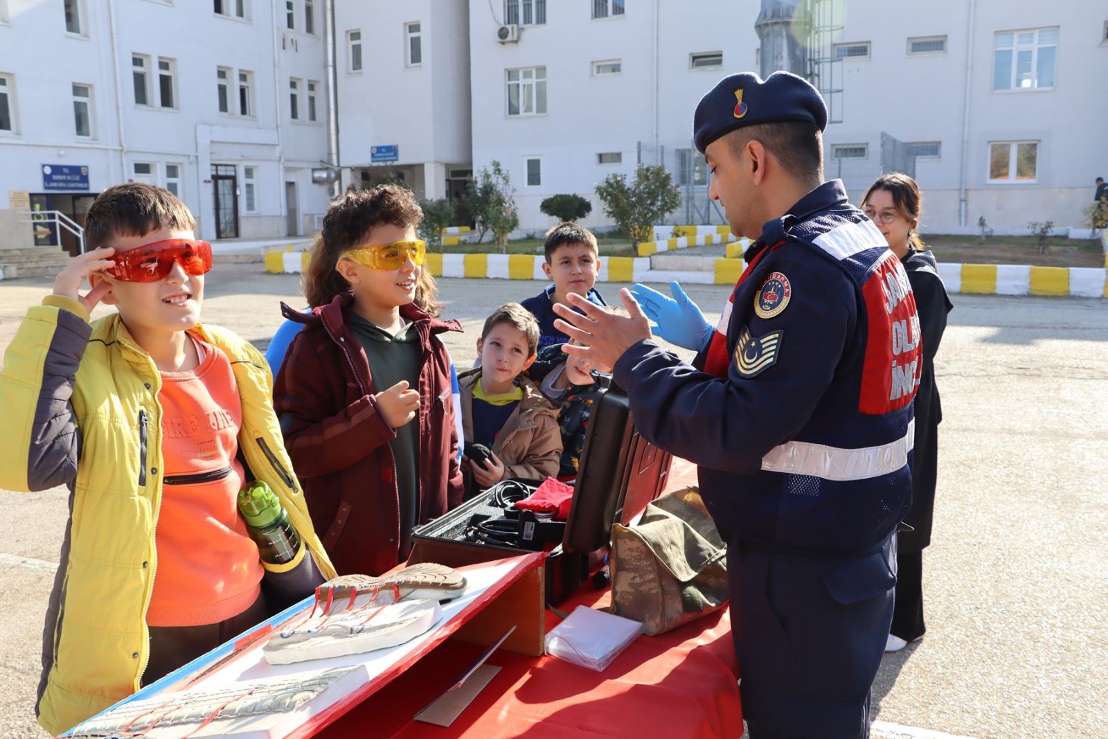 Jandarma’dan Miniklere Eğitim Teknoloji Ve Görevler Tanıtıldı 3