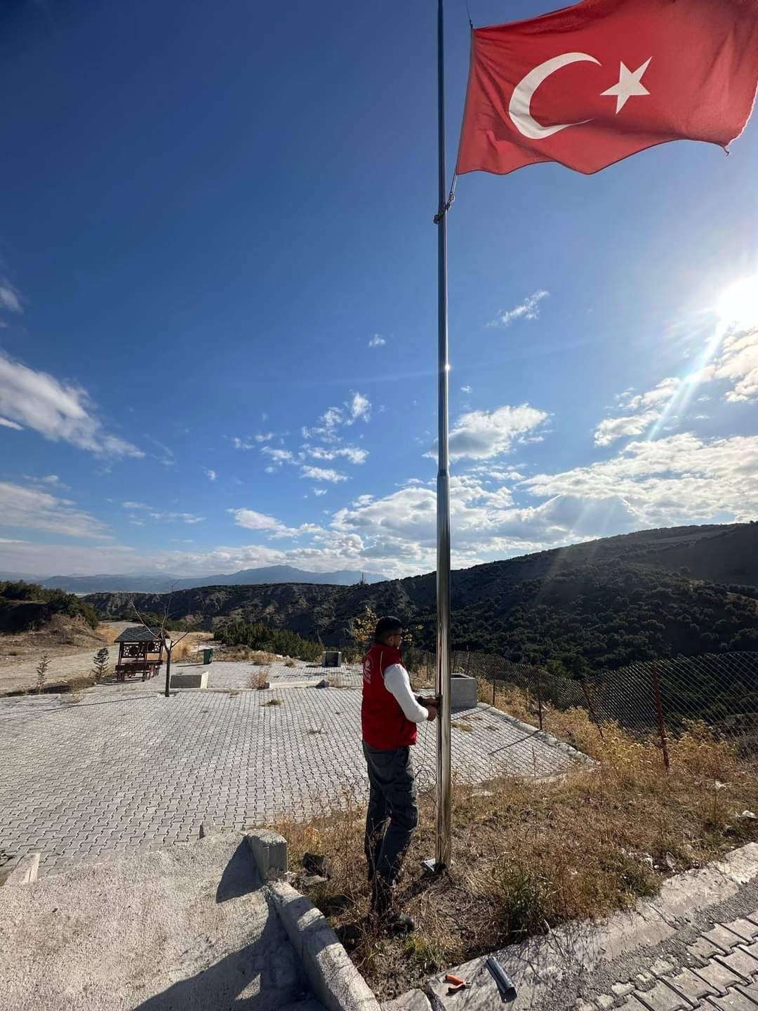 Şehitler Çeşmesi'nde Dalgalanan Al Bayrak Yenilendi Kapak-1