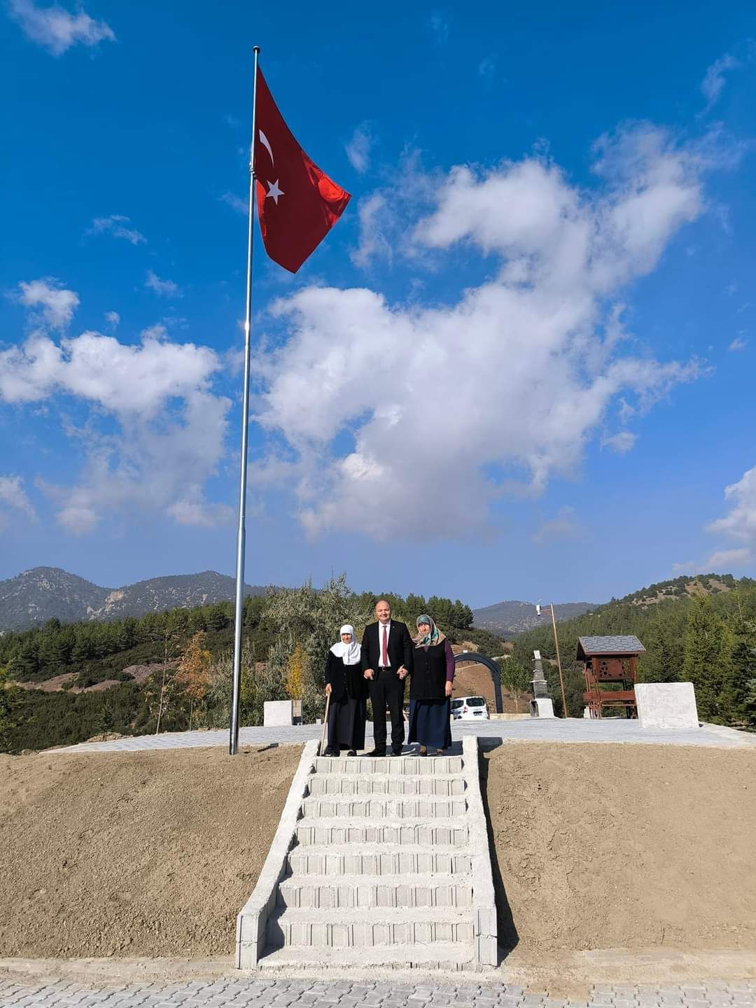 Şehitler Çeşmesi'nde Dalgalanan Al Bayrak Yenilendi