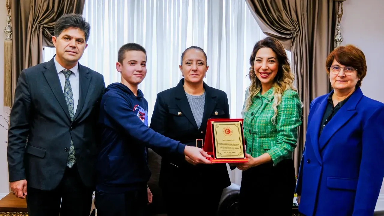 Burdur Valisi Bilgihan’dan Başarılı Öğrencilere Ödül 2