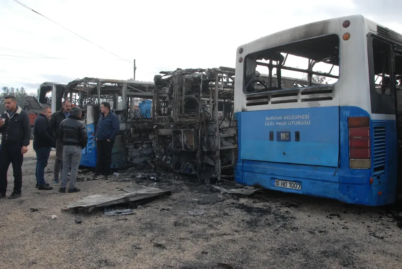 Burdur'da 6 Halk Otobüsü Kundaklandı 1