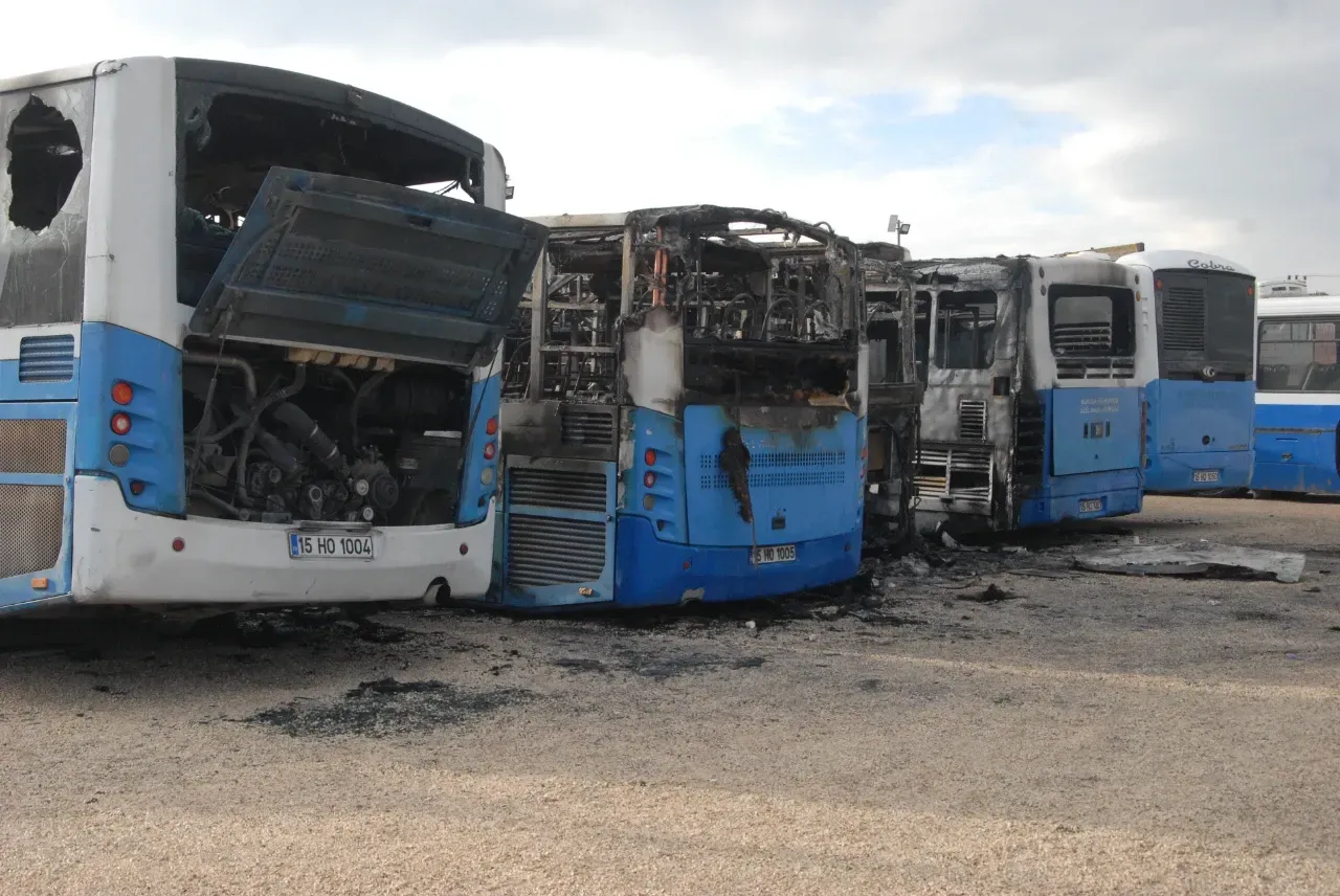 Burdur'da 6 Halk Otobüsü Kundaklandı 6