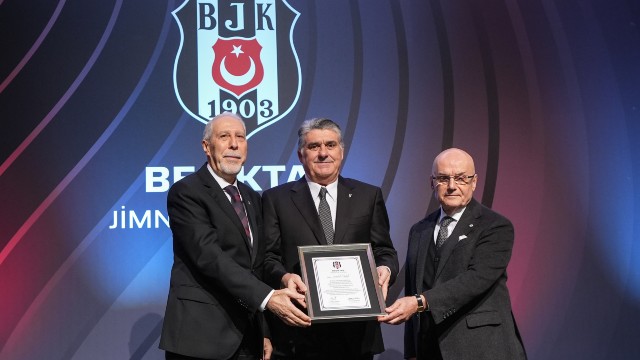 Beşiktaş’ta Başkan Serdal Adalı ve yeni yönetim kurulu üyeleri mazbatalarını alarak göreve başladılar.