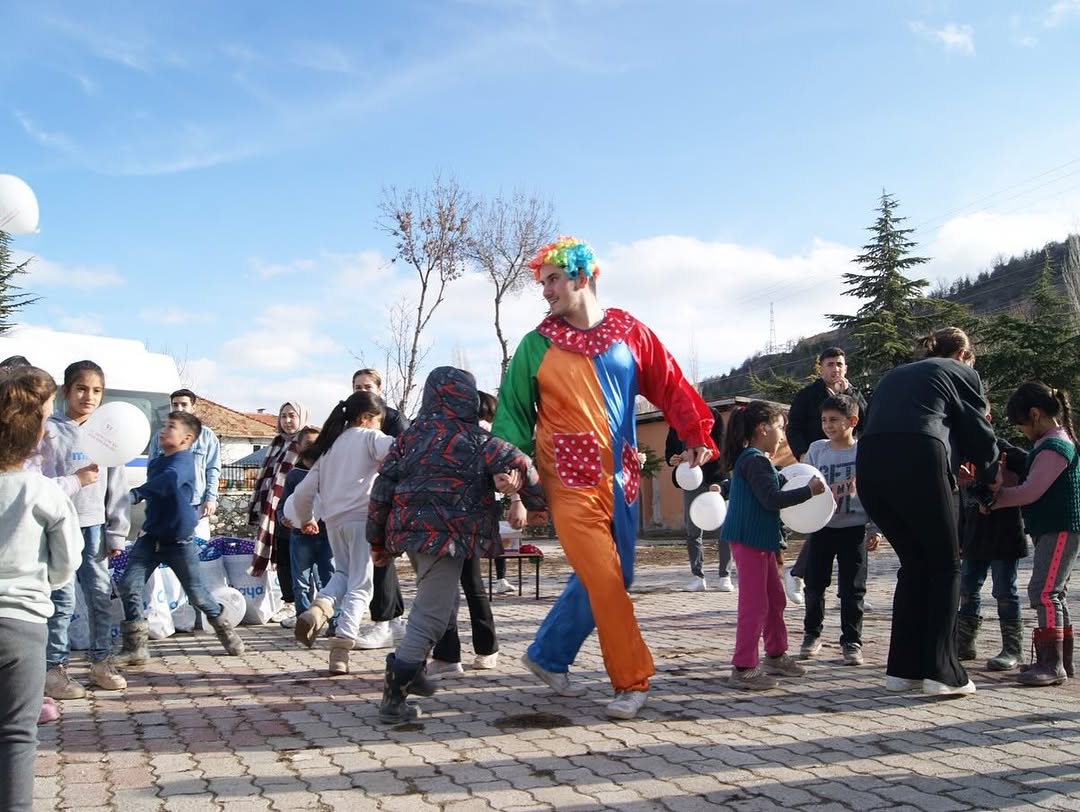 Yalvac Myo Ogrencilerinden Koy Okullarina Anlamli Ziyaret Kardesim Usumesin Kampanyasi (3)