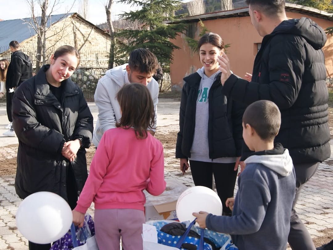 Yalvac Myo Ogrencilerinden Koy Okullarina Anlamli Ziyaret Kardesim Usumesin Kampanyasi (4)