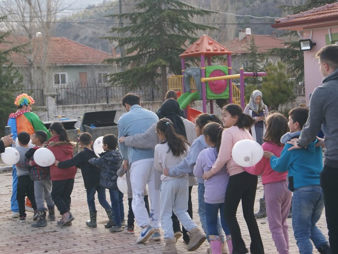 Yalvac Myo Ogrencilerinden Koy Okullarina Anlamli Ziyaret Kardesim Usumesin Kampanyasi (5)