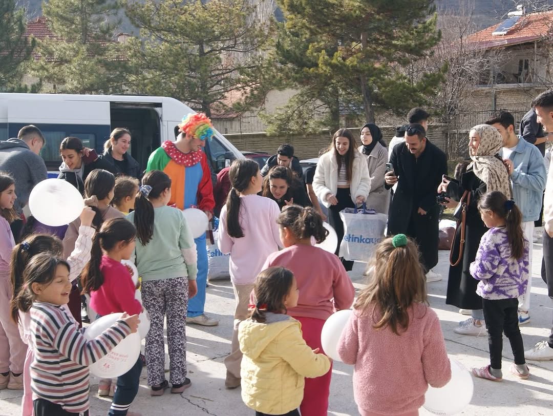 Yalvac Myo Ogrencilerinden Koy Okullarina Anlamli Ziyaret Kardesim Usumesin Kampanyasi (6)