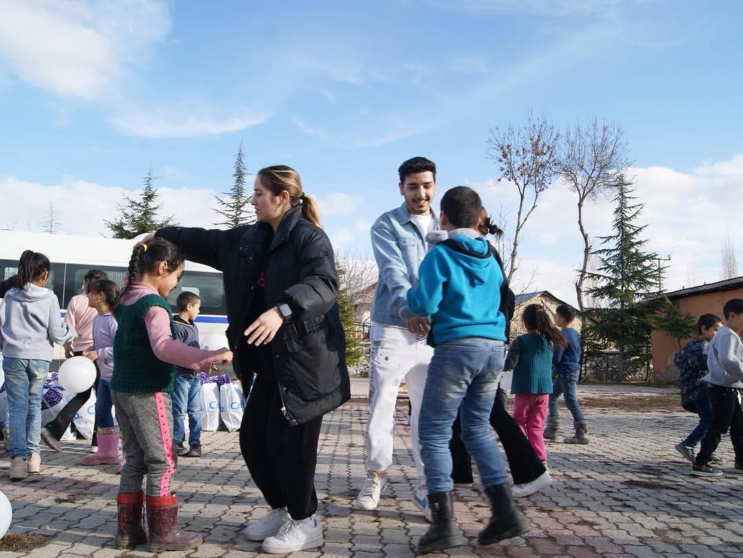 Yalvac Myo Ogrencilerinden Koy Okullarina Anlamli Ziyaret Kardesim Usumesin Kampanyasi (7)