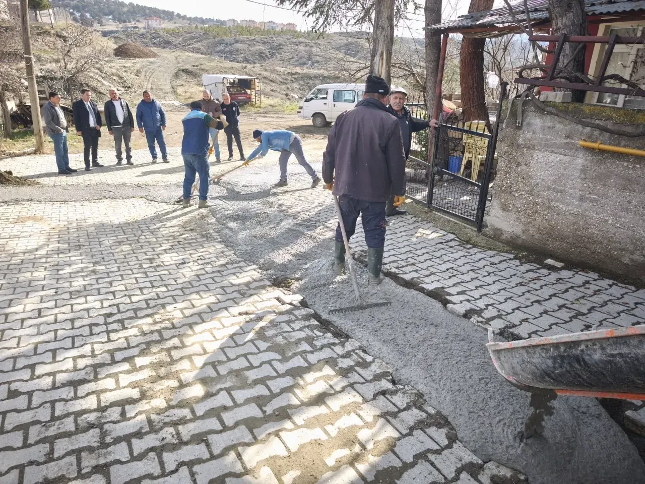 Yeşilovada Yol İyileştirme Beton Çalışmaları Sürüyor 4