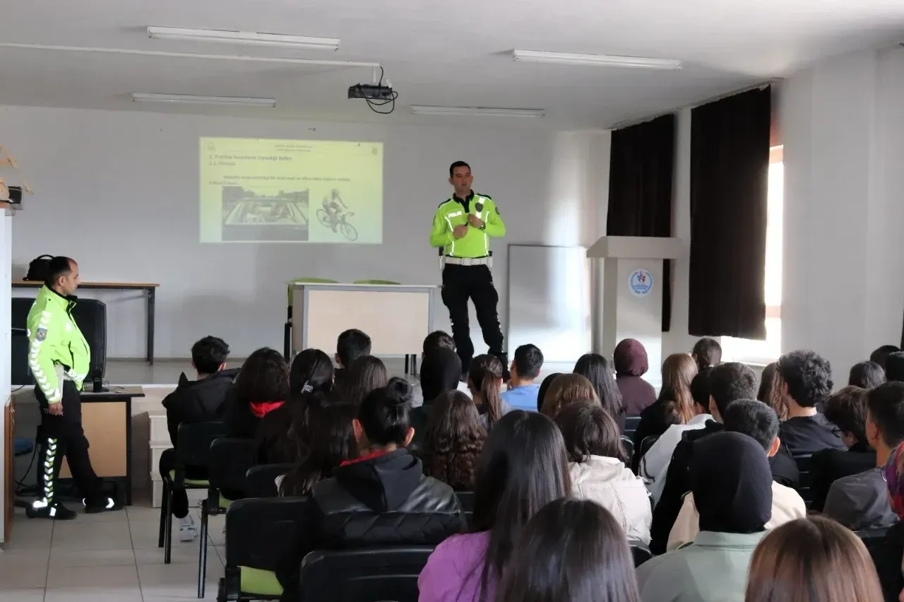 Burdur Emniyeti’nden Gölhisar’daki Öğrencilere Trafik Eğitimi 1