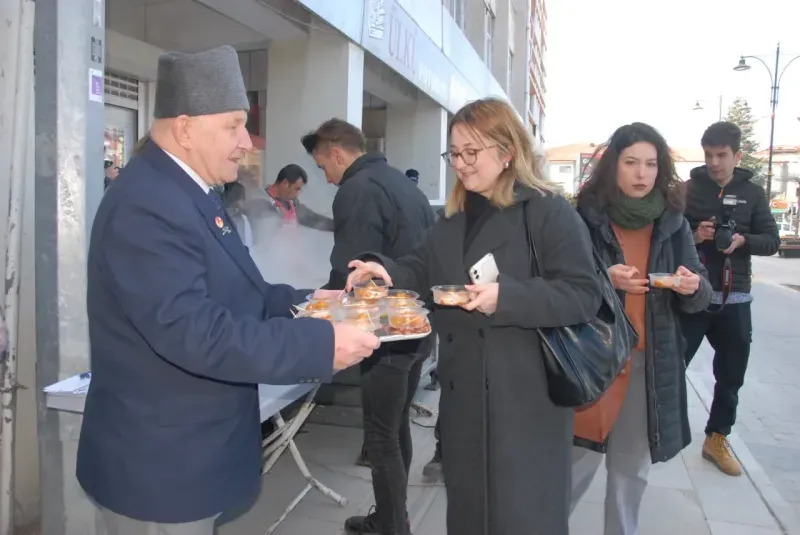 Şehit Ailesinden Burdur Gaziler Derneğinde Lokma Dağıtımı 2